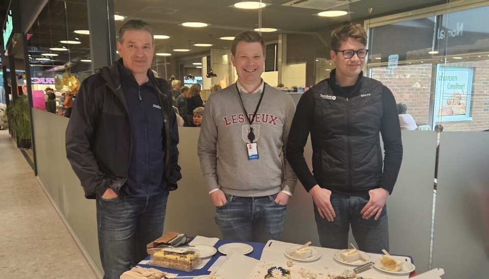 Banksjef privatmarked, Arne Berset, Kjell Otnes og Mattis Fiske serverte kake.