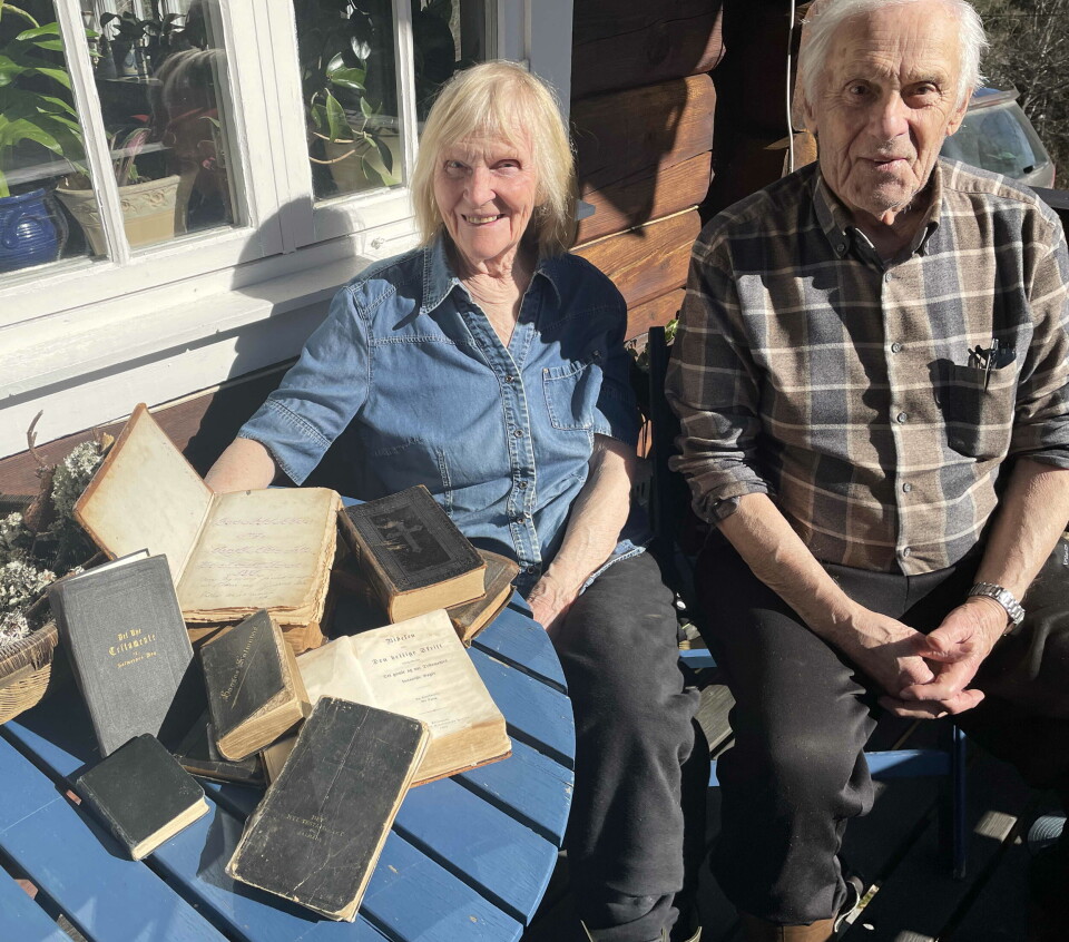 Kari og Jon Heitmann hadde ikkje høve til å koma, men delte raust av sine samlingar. Ei dame og en mann med flere gamle bøker.