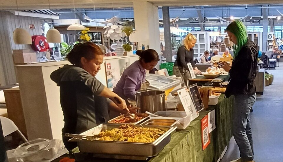 Kethom Sushi sitt utsalg Mennesker foran bord med mat og matvarer til salgs