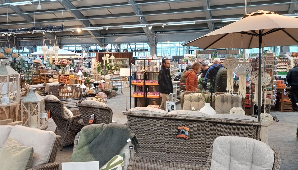 Velfylte hyller med mange bra tilbud Bilde fra butikk med hagemøbler