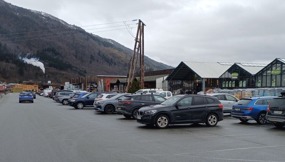 Mye folk på handel Biler parkert på parkeringsplass