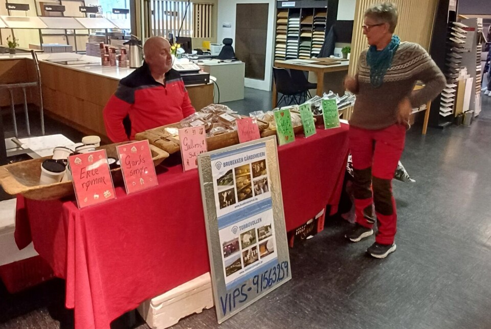 Brubekken Gårdsmeieri sitt utsalg Bilde av salgsbord med mann foran og bak disken