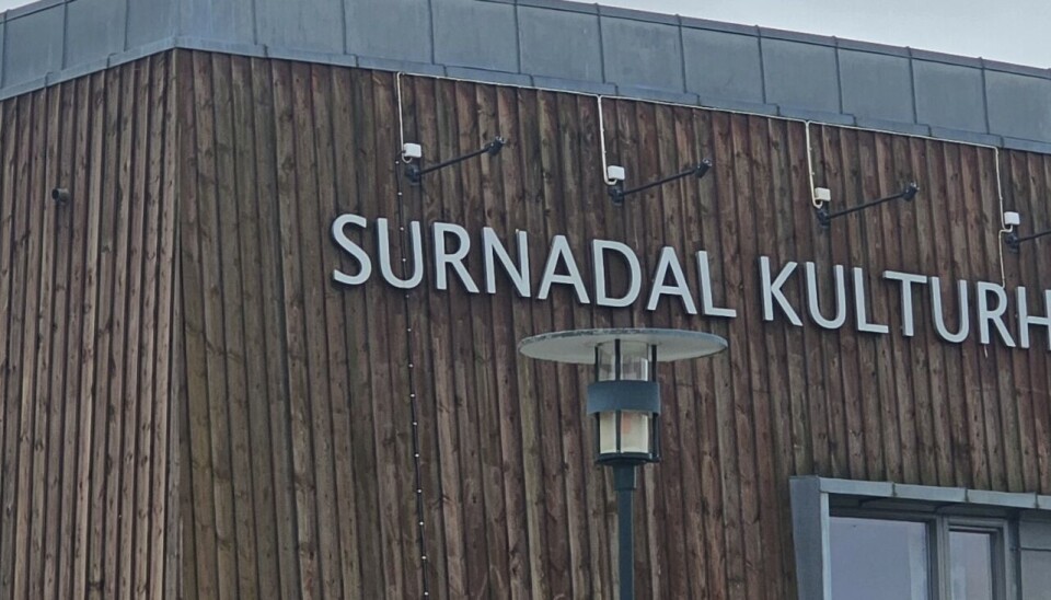 Surnadal Kulturhus Bilde av øverste del av fasade med 'Surnadal Kulturhus'