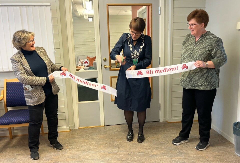 Snorklipping med stil! Ei dame klipper over ei snor. To damer holder snora.