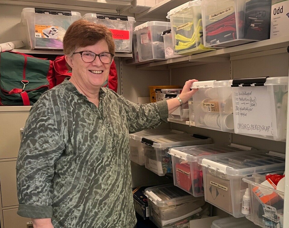 Omsorgsberedskapsleder Ann Elin Hess Brønstad er strålende fornøyd med den nye lagerplassen. Ei dame som står inne på et lagerrom.