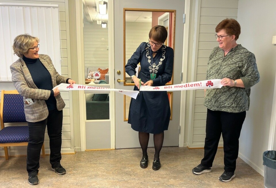 Ordfører Mildrid Kattem Aune klippet snora, holdt av Kirsti Barbo Landsem og Ann Elin Hess Brønstad. Ei dame klipper over ei snor. To damer holder snora.