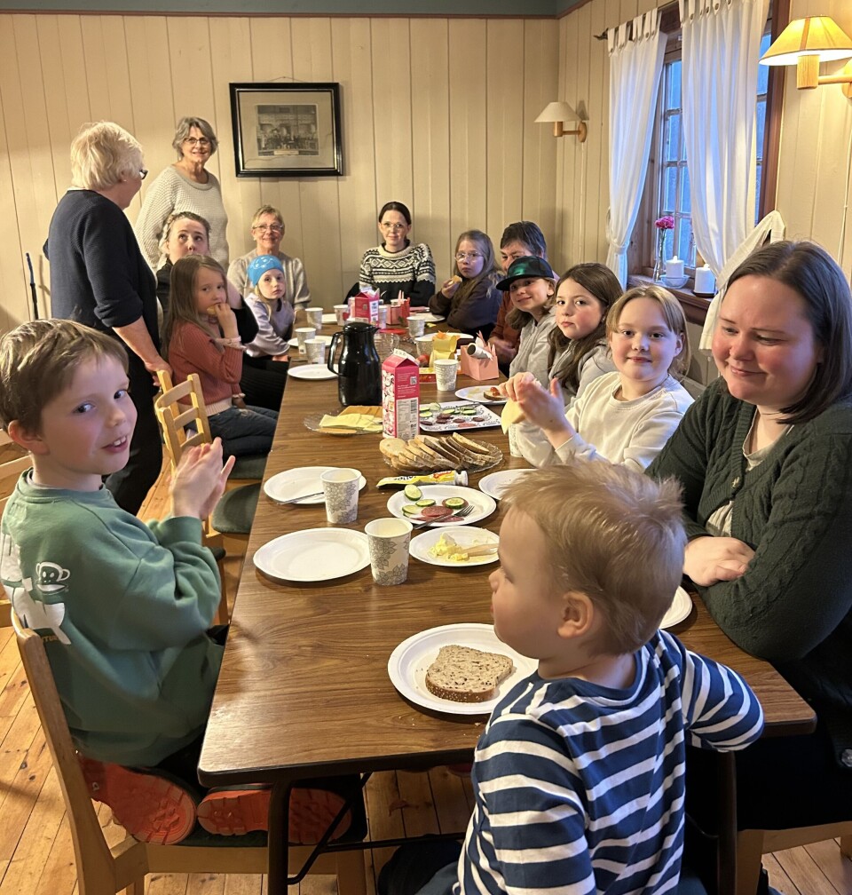 Etter bordverset var det nydeleg kveldsmat i godt lag!