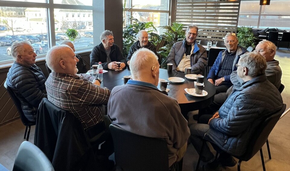 Gjester rundt bordene i Café Fyret