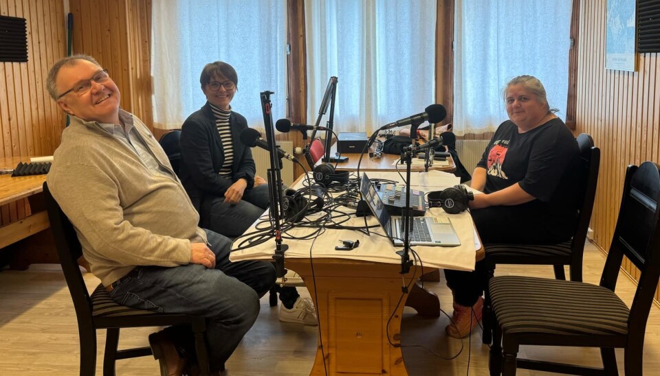 Hugo Pedersen og Mildrid Kattem Aune stilte sporty opp til en uhøytidelig spørrelek En mann i front en dame bak. på andre siden av bordet en dame med en tom stol ved siden av