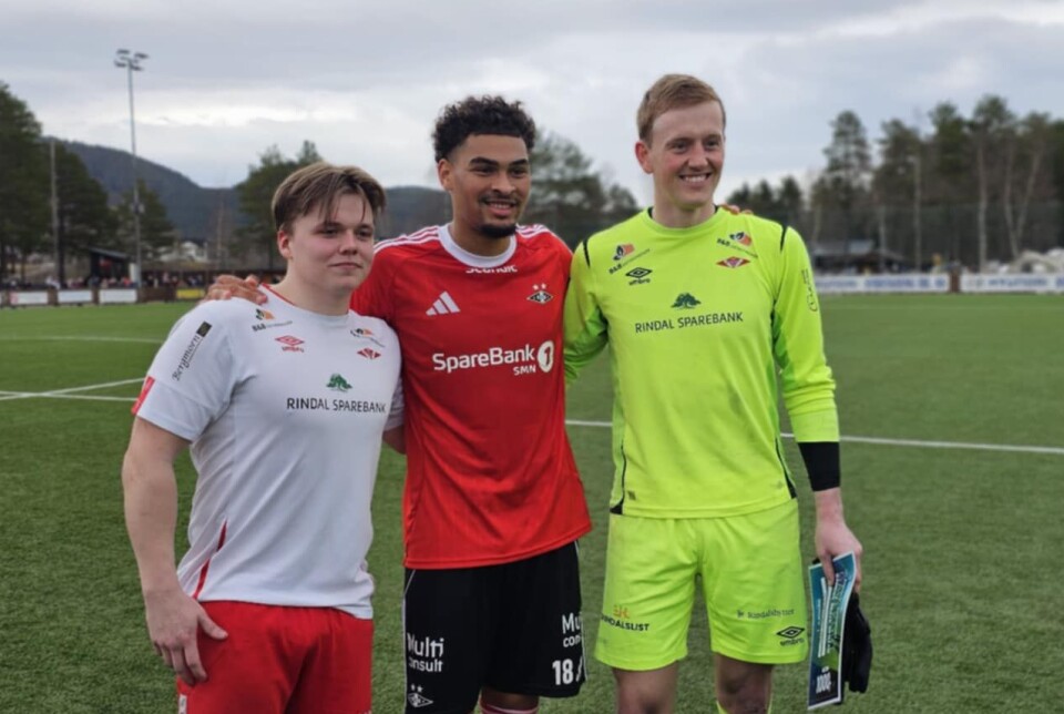 Rindalsspillerne Daniel Hagen Eide og Anders Grytbakk sammen med RBKs Noah Holm (i midten). Tre fotballspillere oppstilt for fotografering.