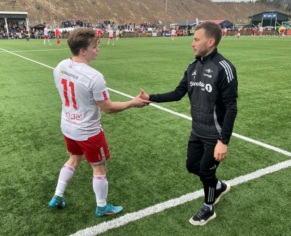 Målscorer for Rindal Daniel Hagen Eide og RBK-trener Alfred Johanson.