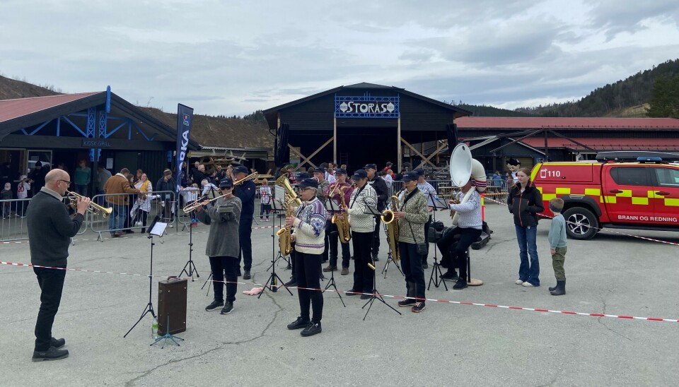 Musikkorpset Blæst'n var på plass. Et musikkorps foran en fotballarena.