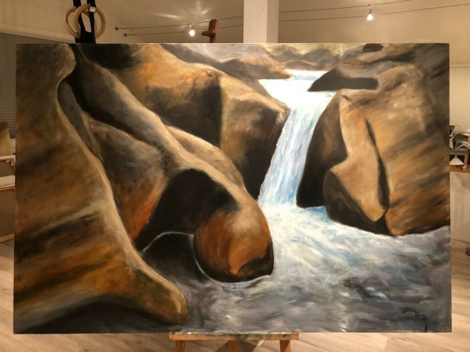 Jenny arbeider både med små og store format, og dette er eit måleri på 140x90 cm som viser steinformasjonar som er synlege på grunn av oppdemminga i Folldalen. Måleri av berg og elv.