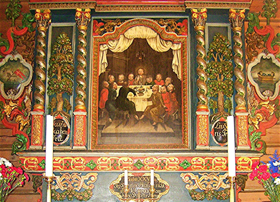 Tavla i Ålvundeid kyrkje (opprinneleg Christiansund 1725) har eit enkelt, men talande nattverdmotiv måla av Rasmus Teilgaard frå Stangvik. Treskjeringane – av Peder Bildsnider – er minst like flotte. Bilde av en stor altertavle medmane farger og motiver. Jesus og disiplene i midten.