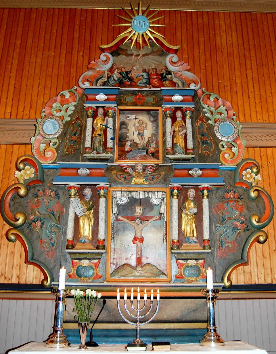 Stangvik-tavla fortel i tre avsatsar om Jesu korsfesting, oppstode og himmelfart. Truleg er Lars Dreyer mannen for dette verket. Bilde av fargerik altertavle