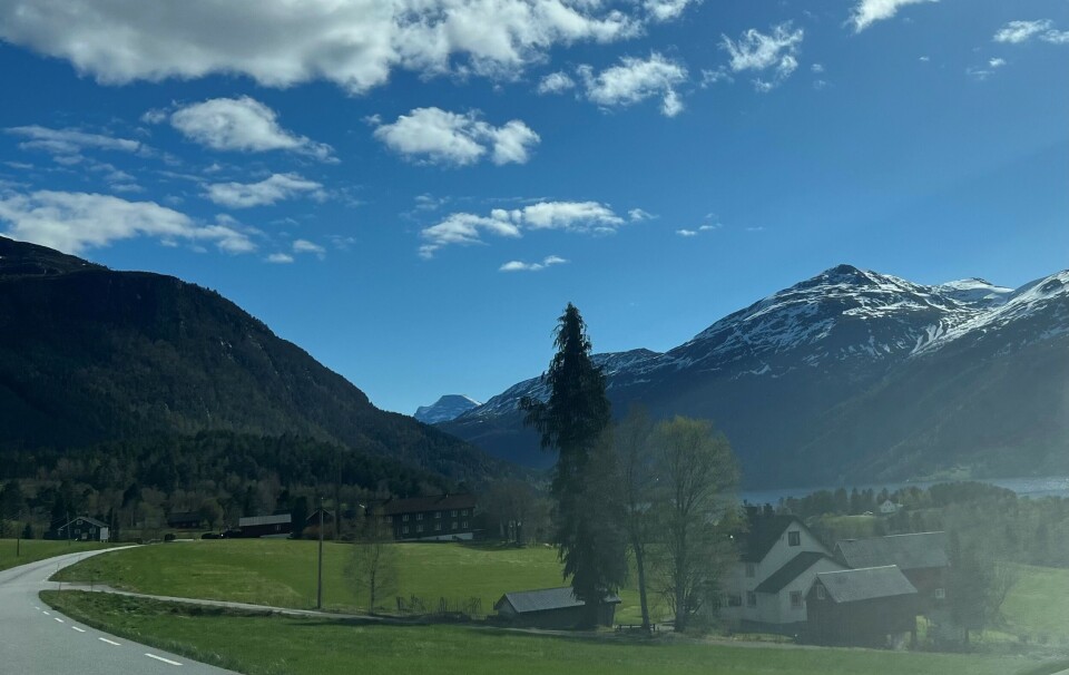 Påskeaften og nydelig vær på Nordvik. blå himmel, fjell og hus og trær