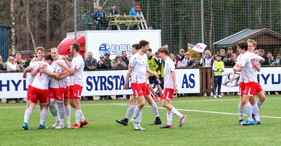 Rindal IL tar imot Orkla FK til storstilt lokaloppgjør på Rinnvollen. Bildet er fra scoringsfeiring mot RBK på Heggøya i vår. Målfeiring på en fotballkamp.