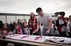 En fotballspiller som skriver autografer.