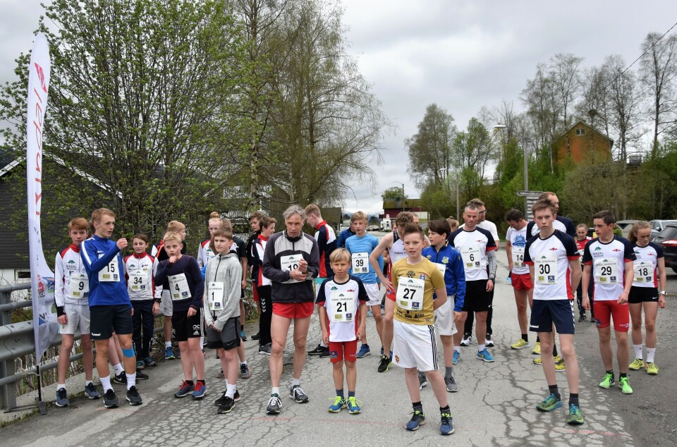 Litj-Lina. Flere barn og voksne klare til start til et vegløp.