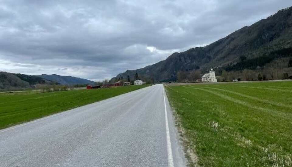 Har fått melding om mye råkjøring på fv65 ved Ranes kyrkje – Hvis det ikke blir bedring så må vi sette inn tiltak En asfaltveg.