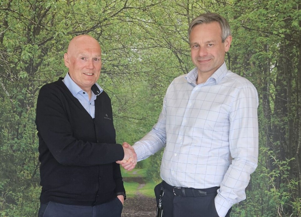 Magne Bjørnstad , banksjef i Rindal Sparebank (t.v) og banksjef i Orkla Sparebank Knut Marius Skoglund har inngått en intensjonsavtale om sammenslåing av de to bankene