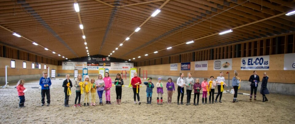 Mange flinke ryttere deltok på Påskehopp i Trollheimshallen 2. påskedag. Mange barn oppstilt med premie i ridehallen.