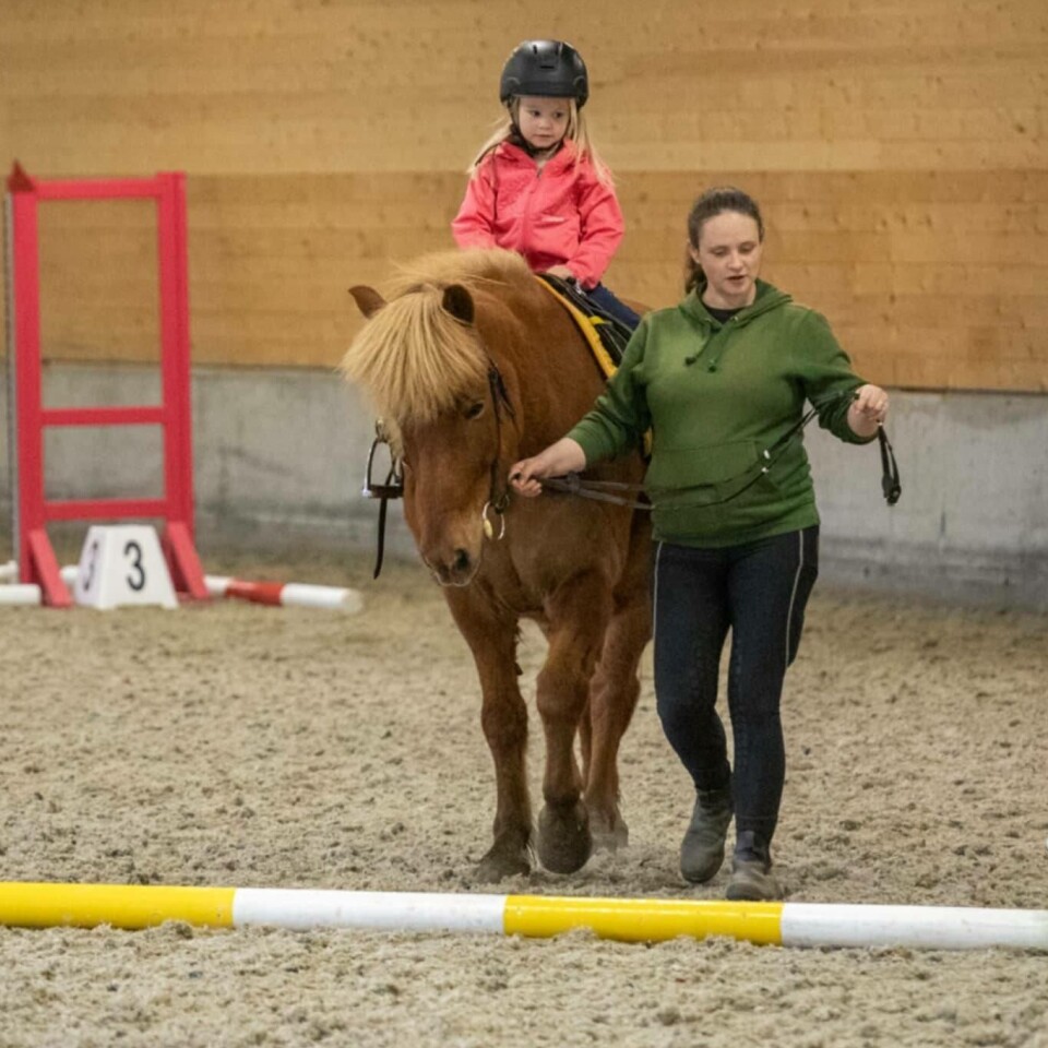 Silje Husby geleider en Andrea Kvendset gjennom klassen 'Bom på bakken'. Jente som blir leid over en bom.