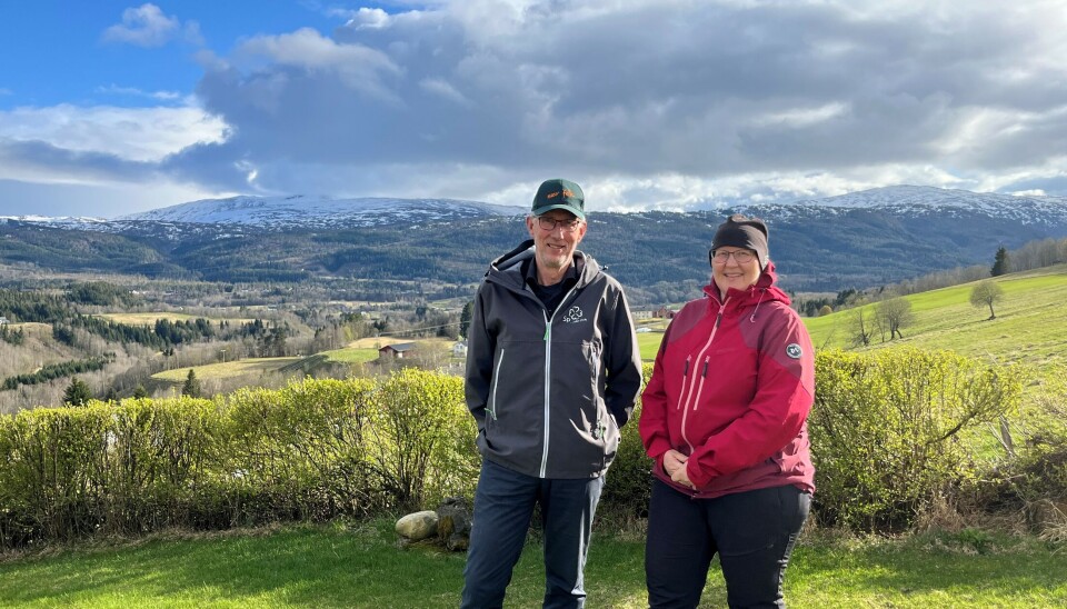 Lokallagsleder og listekandidat Ola T Heggem og Bettina Røen Helgetun, som er valgkampleder i Rindal SP, har allerede begynt å tenke på valgkampen. En mann og ei dame med utsikt mot bygd og fjell bak seg.