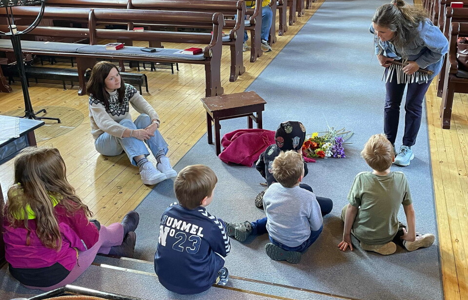Både mamma Elisabeth og dei fem i gruppa følgde med da Maria fortalte om Jesus og påska. Barn og voksne som sitter på gulvet i ei kirke og prater.