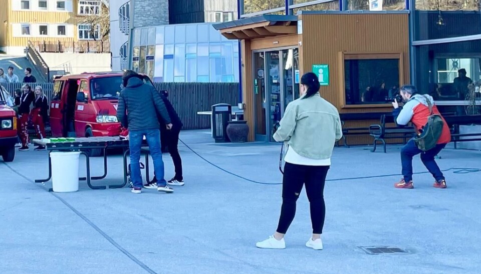 ... og journalistene er på plass. En tar bilde av russen.