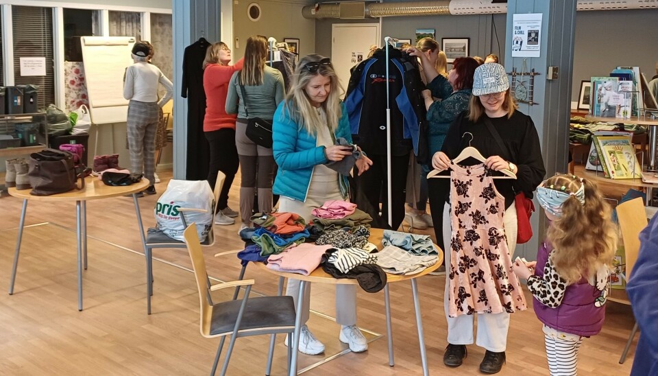Mange møtte opp på Frivilligsentralen på klesbyttedagen. Folk som ser på klær.
