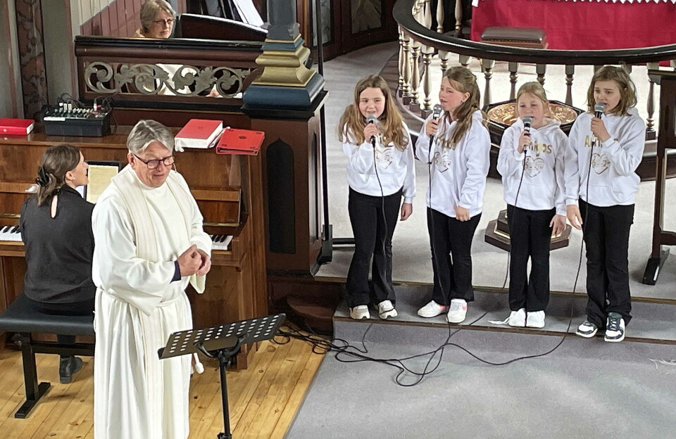 Pål Prest som songsolist - med god hjelp av Amigos-jentene Liv Aurora, Kristina, Mirjam og Ingeborg.