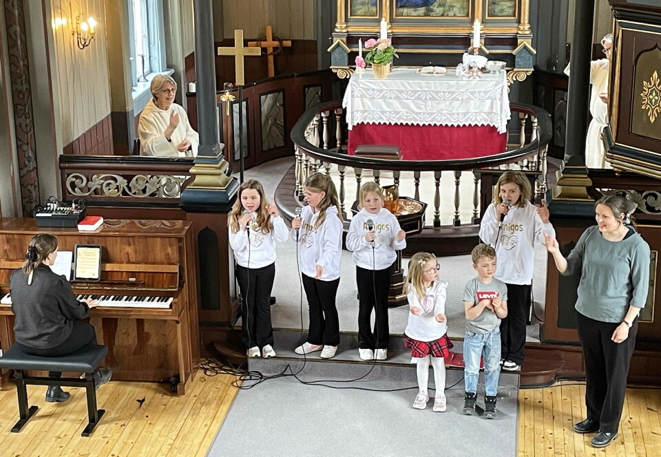 I denne oppstandelsessongen deltek heile kyrkja – vi ser Bodil Pianist, Randi Klokkar, Amigos-jentene, 6-åringane Maja og Erik og (til høgre) Maria Kyrkjelydspedagog