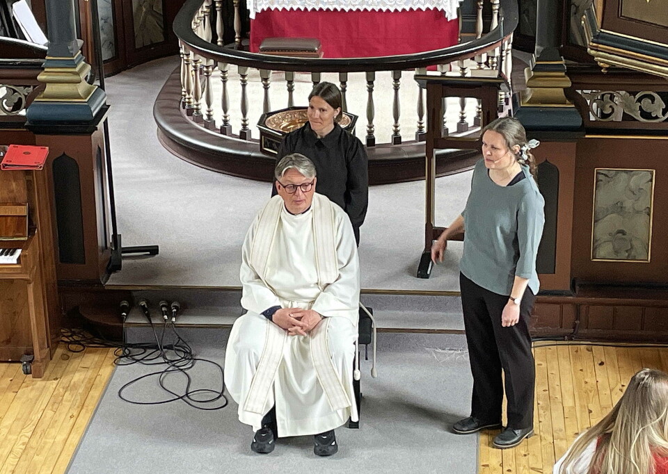 Vi veit ikkje alt – om det vi ikkje ser. Pål Prest som Tomas Tvilaren – saman med Bodil (som han ikkje ser!) og andaktshaldar Maria.
