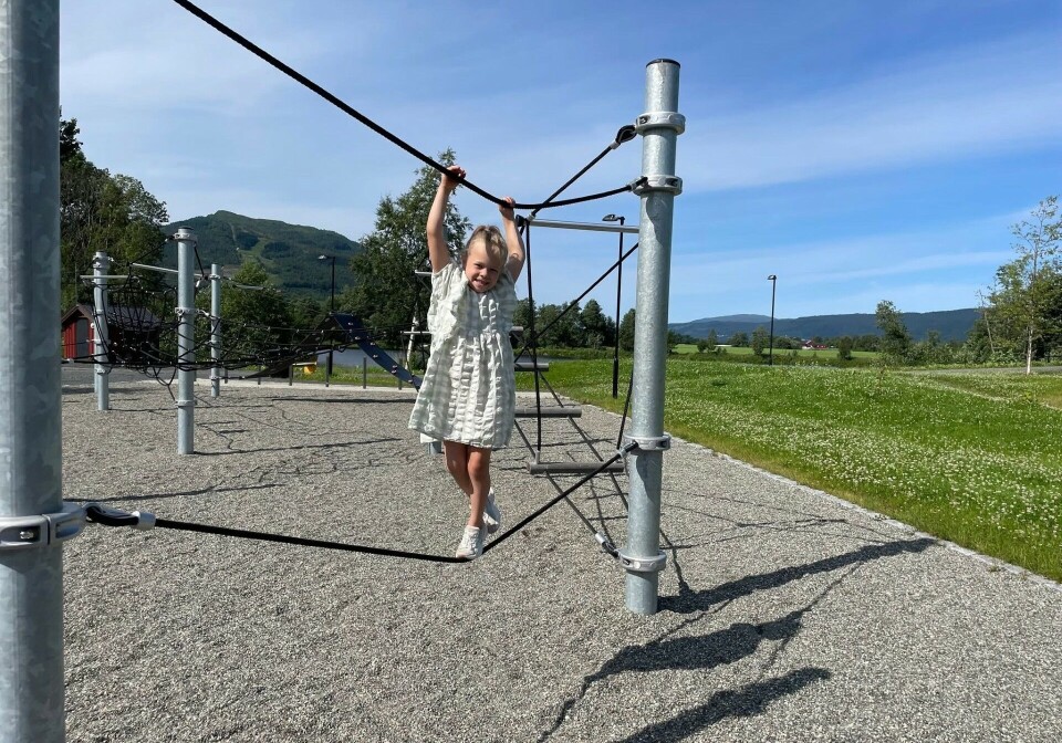 Frileik i friluft i Svartvassområdet Et barn som leker på en lekeplass.