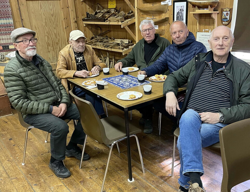 Kaffe og Mannbjønn – for Einar Grimstad (frå venstre), Jon Helge Holmen, Egil Utstrand, Arsntein Mikkelhaug og Per Nesset. Fem menn rundt et bord.