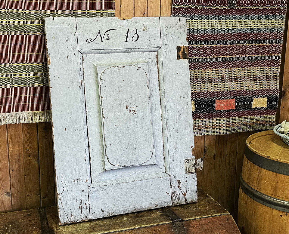 Kyrkjebenkane markerte status i gamle dagar. Her er døra til benk 13 i korskyrkja i Stangvik frå 1784. Ei gammel dør til en kirkebenk.