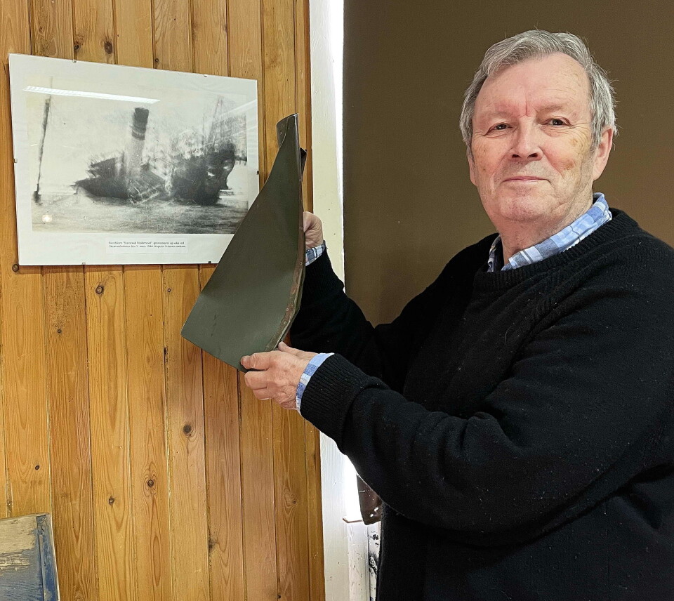 Eit talande 85-årsminne: Litt av vengen på bomba som eit tysk fly i april 1940 sleppte over rutedampen «Statsraad Riddervold». Heldigvis eksploderte ho ikkje. Fire år seinare forliste same båten rett utafor sjøbruksmuseet – som ein ser av biletet på veggen. En mann som viser fram en del av ei bombe.