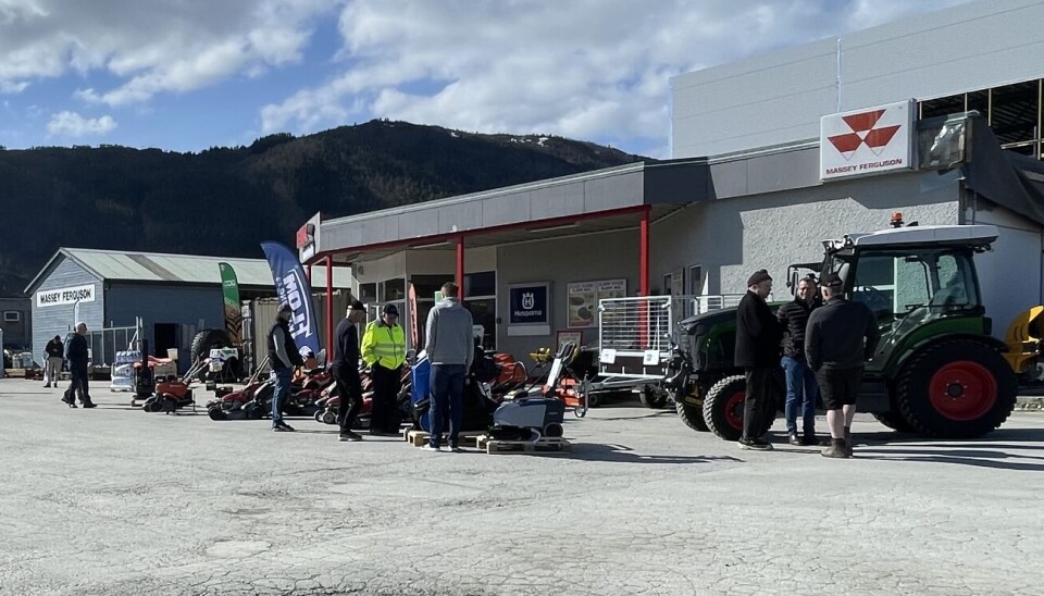 Et stort område å se over for publikum som tok turen Foran et industribygg, utstilling av traktorer og plenklippere