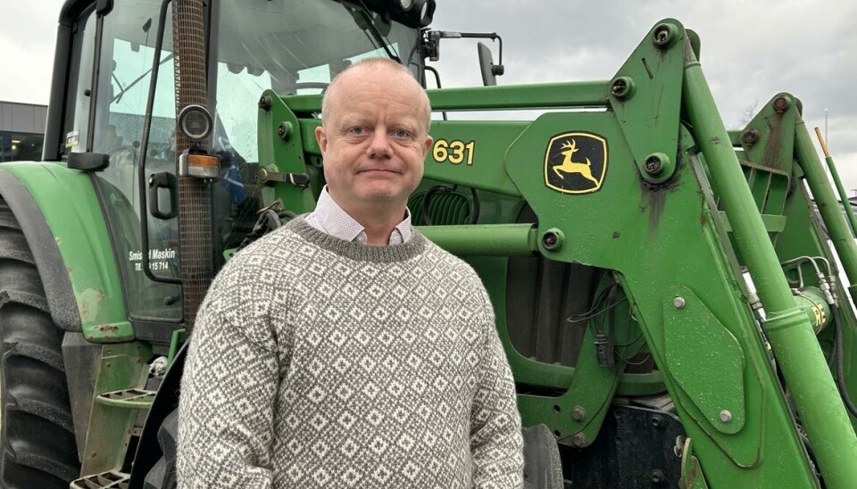Olav Håkon Ulfsnes, leiar i Møre og Romsdal Bondelag Bilde av mann i ullgenser foran traktor