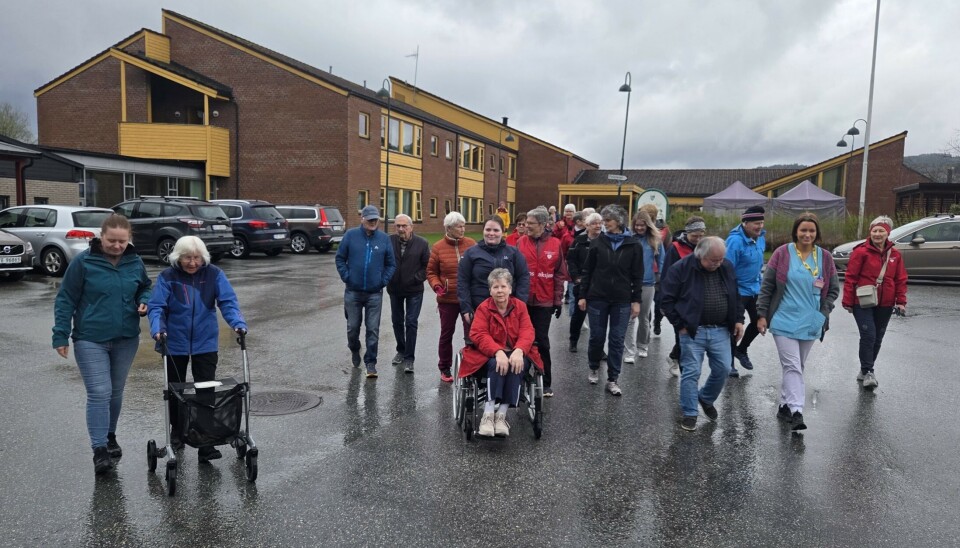 Mange var med på den offisielle opninga av «Stikk Bort!» sesongen. Mange mennesker ute på tur langs vegen. Noen med rullator og noen i rullestol også.