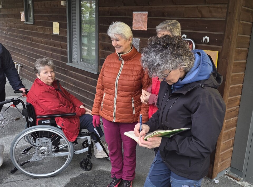 Folkehelsekoordinator i Surnadal kommune vart den første til å skrive namnet sitt i «Stikk Bort!» boka i 2025. Ei dame som skriver navnet sitt i ei trimbok.