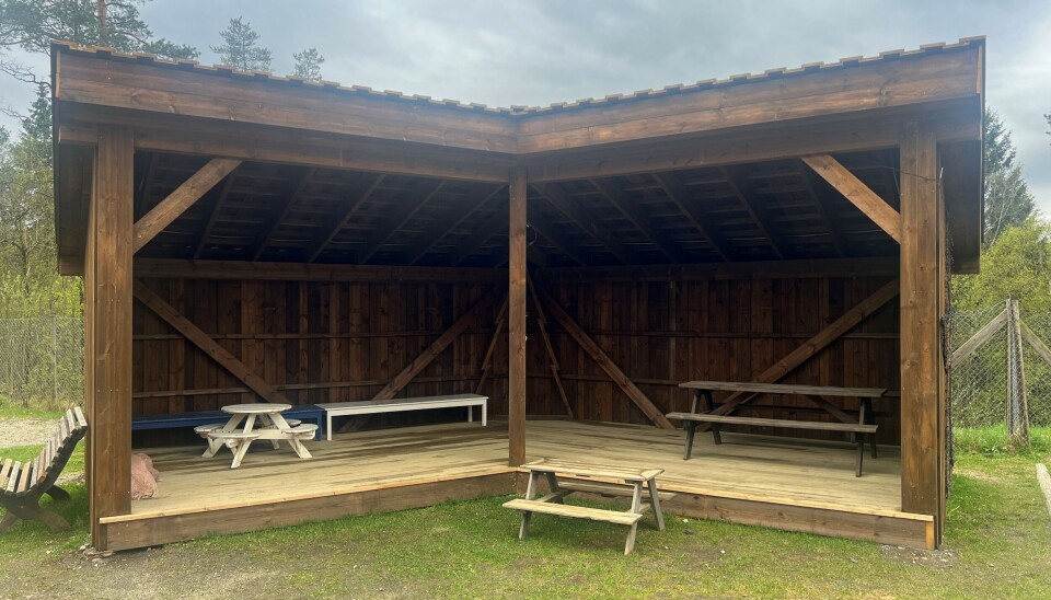 Gapahuken som blei satt opp av foreldra på barnehageområdet tidlegare dette skuleåret. gapahuk med benker