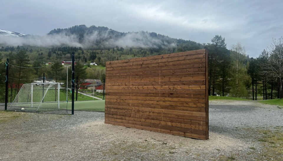 Ballveggen i skulegården. ballvegg foran fotballbane