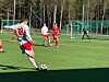 Fotballspiller med hvit trøye skyter