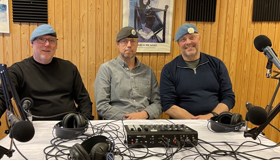 Bård Inge Romundstad, Odd Are Moe og Ingebrigt Landsem har tatt på bereten for anledningen Tre menn sitter ved et bord, med teknisk utstyr foran seg. Alle har på berett,