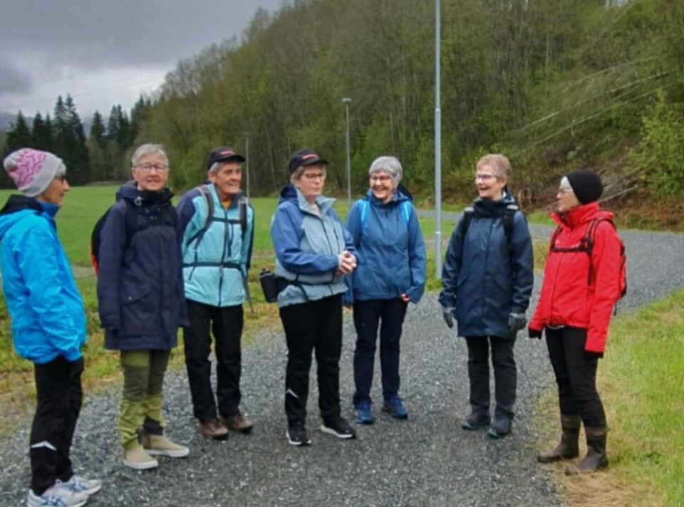 Åtte deltakere på årets første Kløvertur, på Elvepromenaden. Sju damer på tur i regnvær.