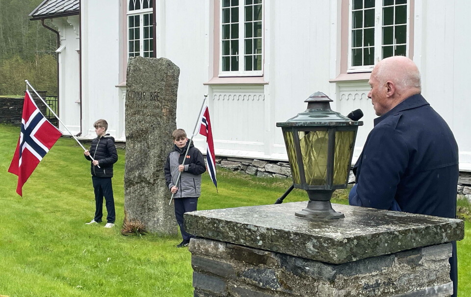 Åsskard: Syver og Einar Vetleseter Melling held flagga medan Olav Jostein Holten minnest Gunnar P. Bøe.