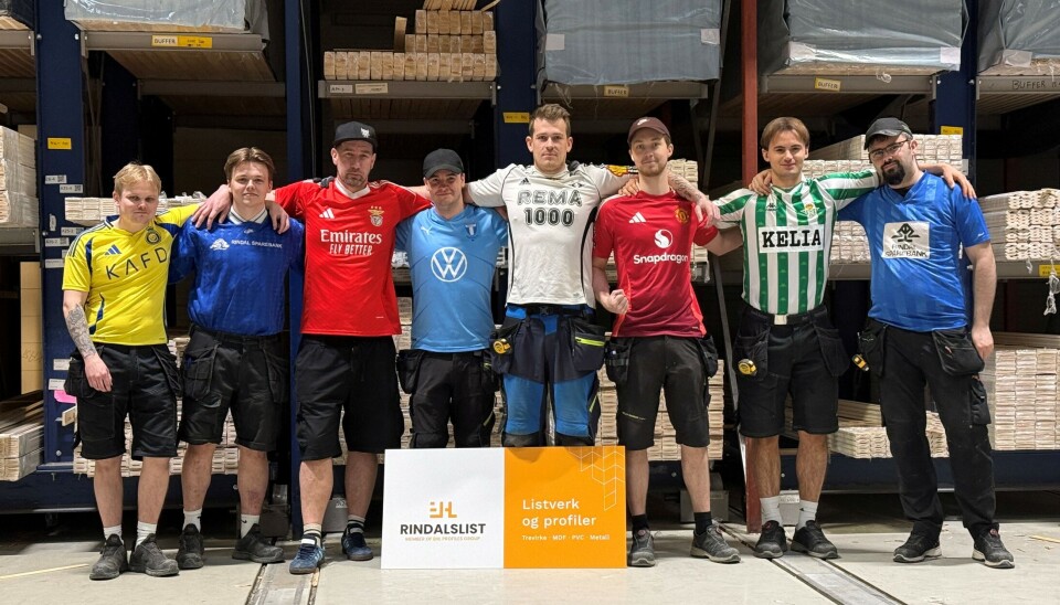 FotballtrøyeFredag hos Rindalslist. F.v. Lars Aleksander Løset Møkkelgård, Daniel Hagen Eide, Tore Løset, Espen Wilhelmsen, Oliver Henden, Tore Kvande, Sander Landsem Kattem og Mats Jonli. Åtte menn på rekke inne på et lager, alle med forskjellige fotballtrøyer på seg.