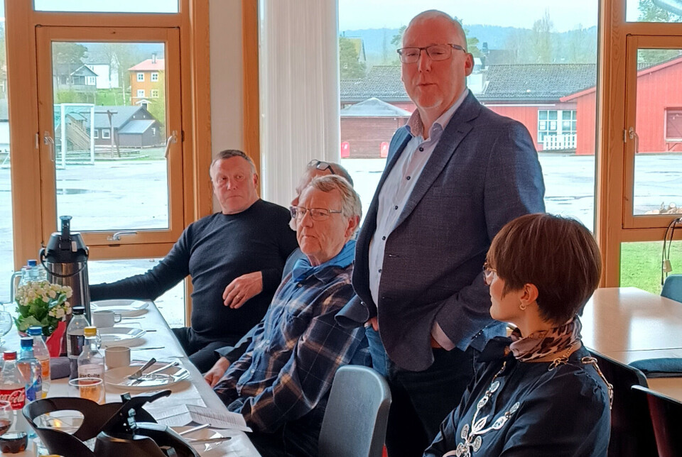 Bård Inge Romundstad helsar veterankollegaene sine. Bård Inge Romundstad